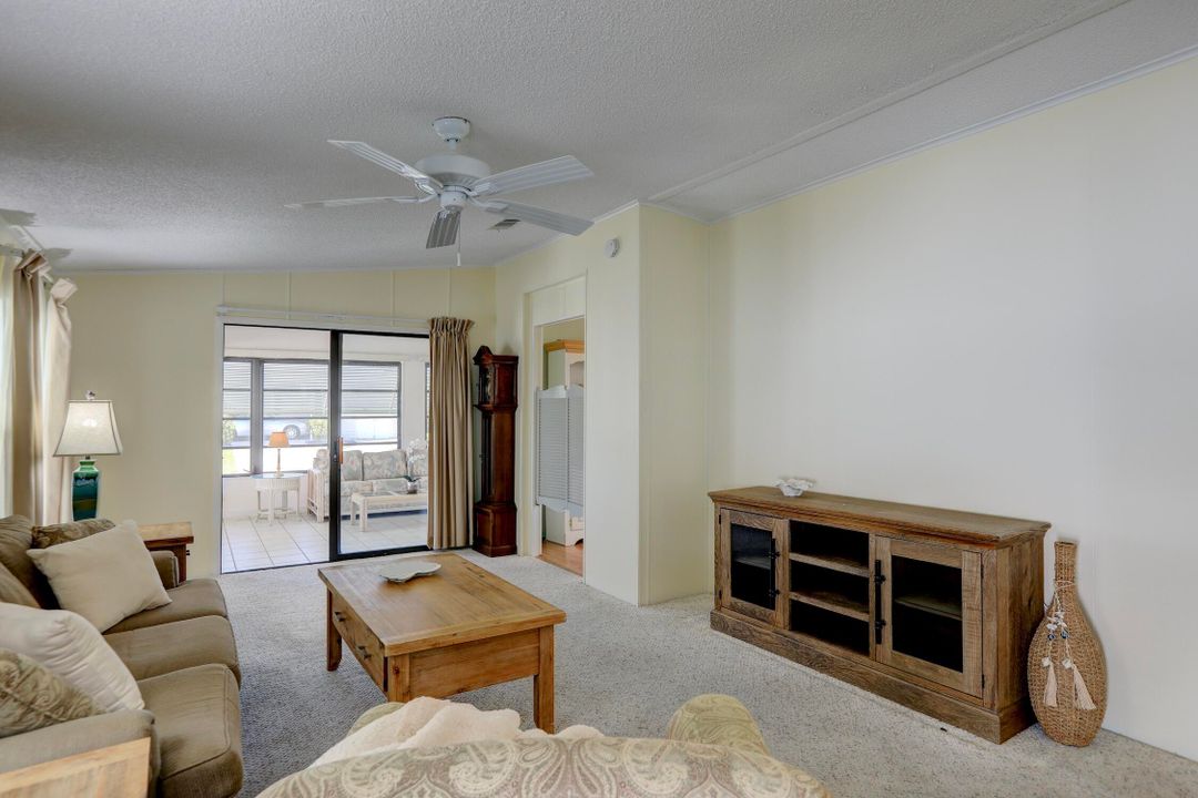 For Sale: $172,500 (2 beds, 2 baths, 1127 Square Feet)