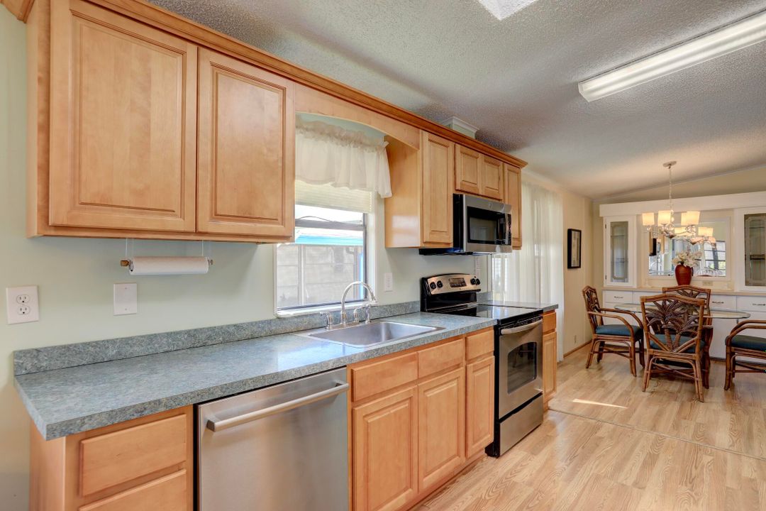 For Sale: $172,500 (2 beds, 2 baths, 1127 Square Feet)