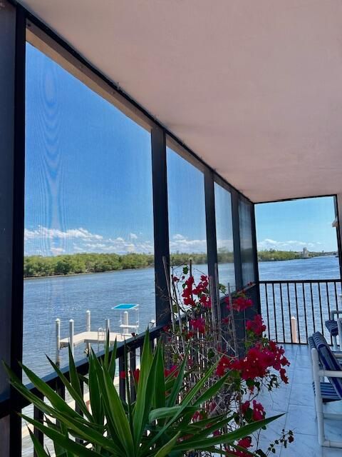 На продажу: $400,000 (2 спален, 2 ванн, 1029 Квадратных фут)