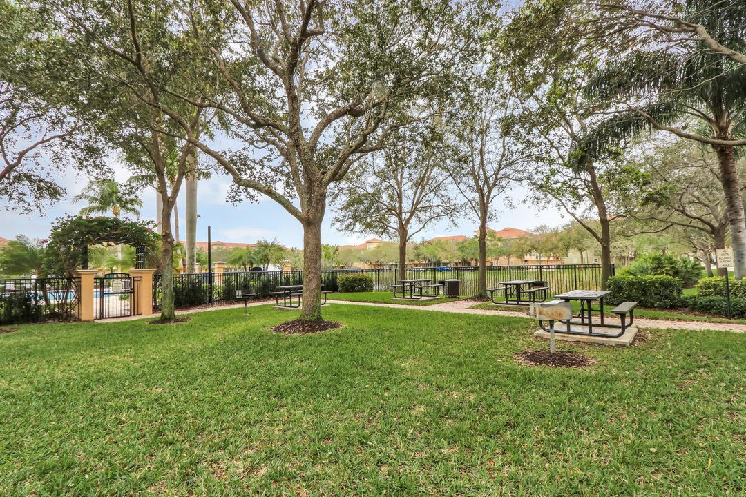 待售: $550,000 (2 贝兹, 3 浴室, 2056 平方英尺)