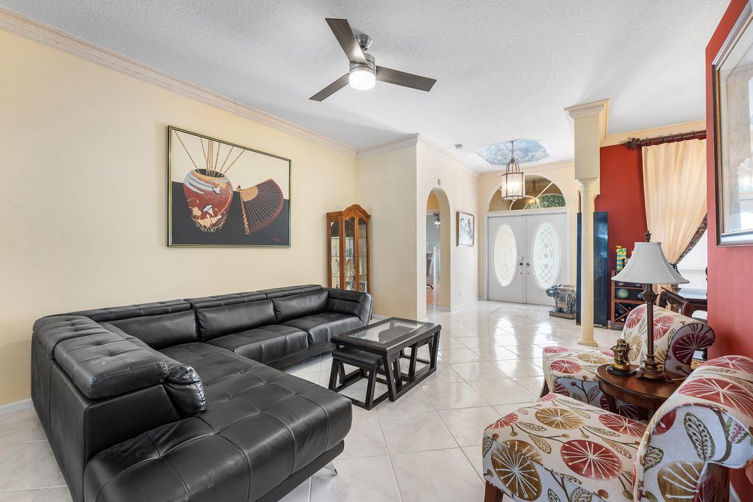 En Venta: $685,000 (5 camas, 3 baños, 2429 Pies cuadrados)