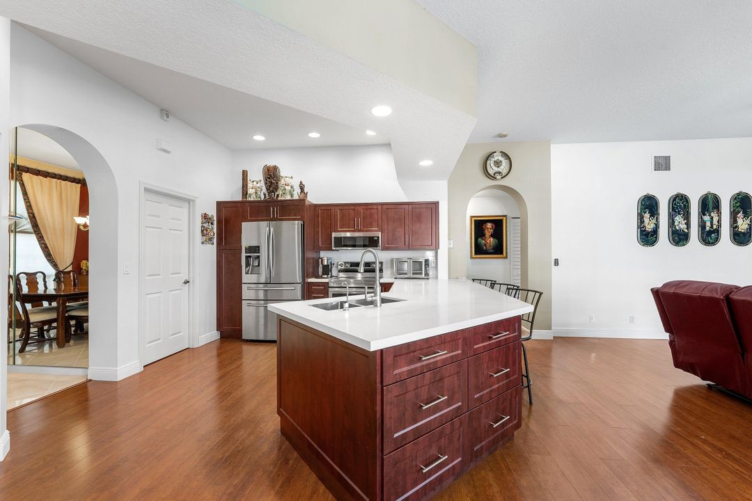 En Venta: $685,000 (5 camas, 3 baños, 2429 Pies cuadrados)