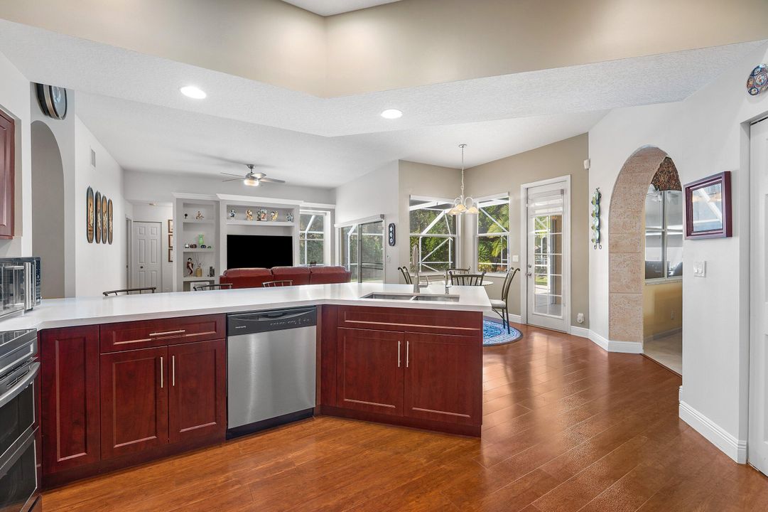 En Venta: $685,000 (5 camas, 3 baños, 2429 Pies cuadrados)