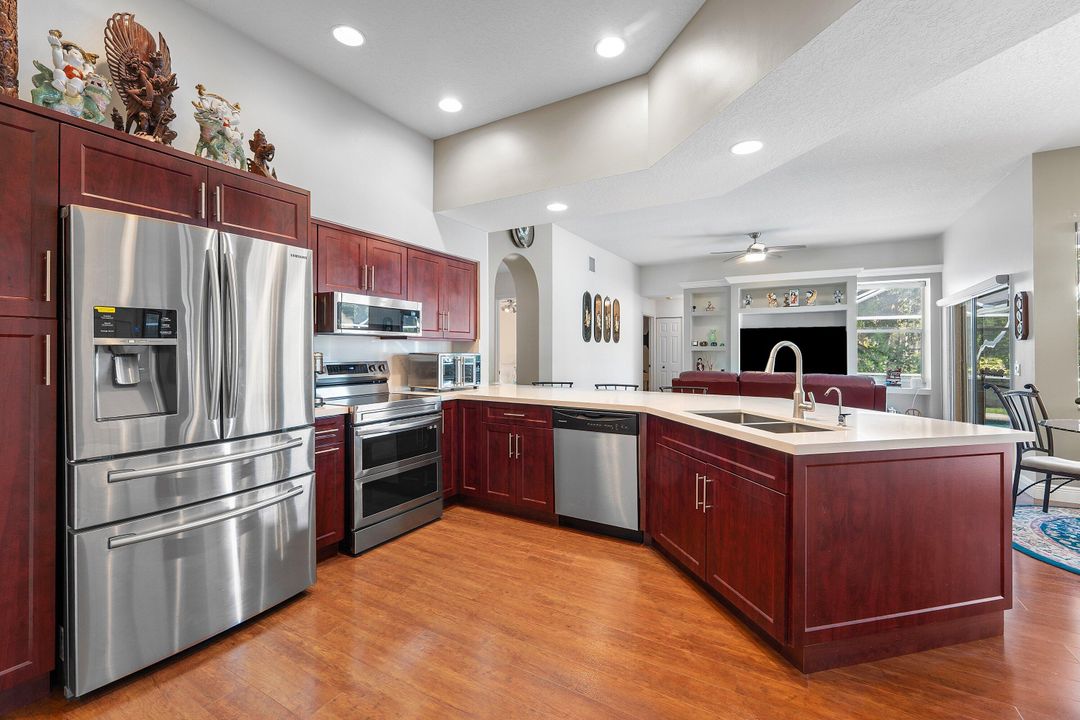 En Venta: $685,000 (5 camas, 3 baños, 2429 Pies cuadrados)