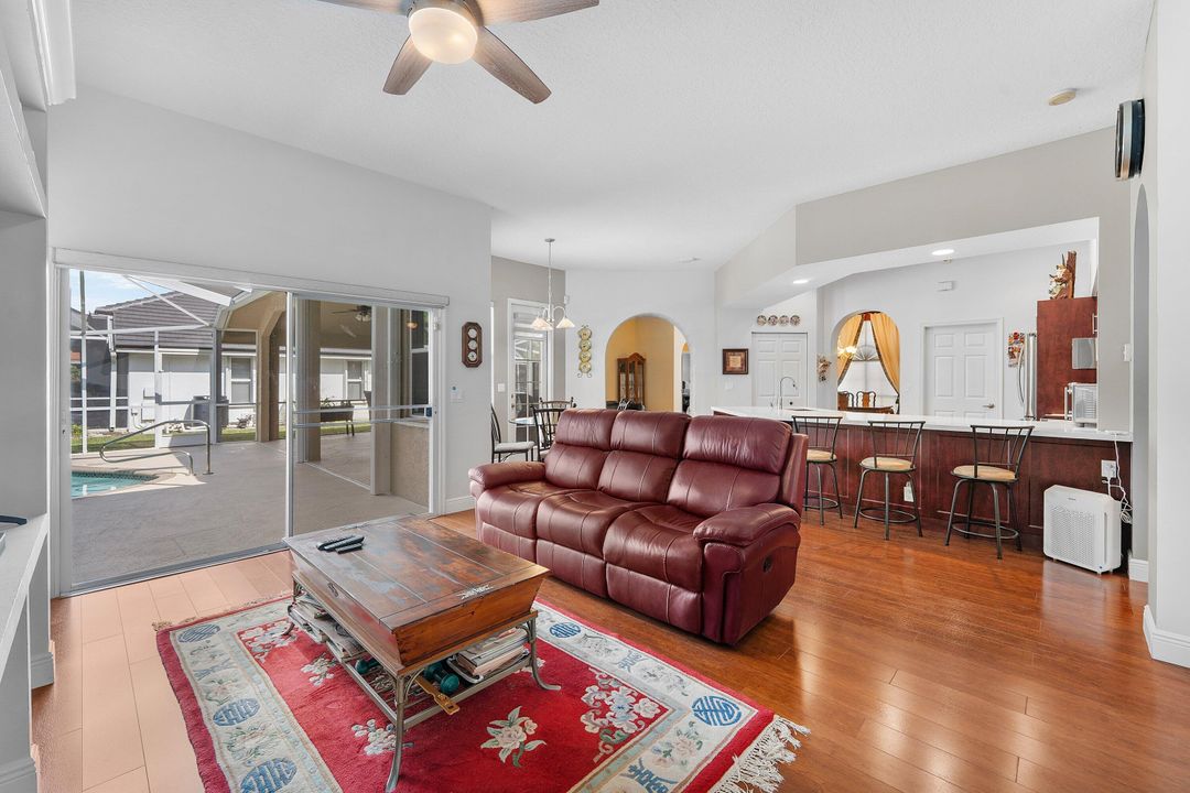 En Venta: $685,000 (5 camas, 3 baños, 2429 Pies cuadrados)