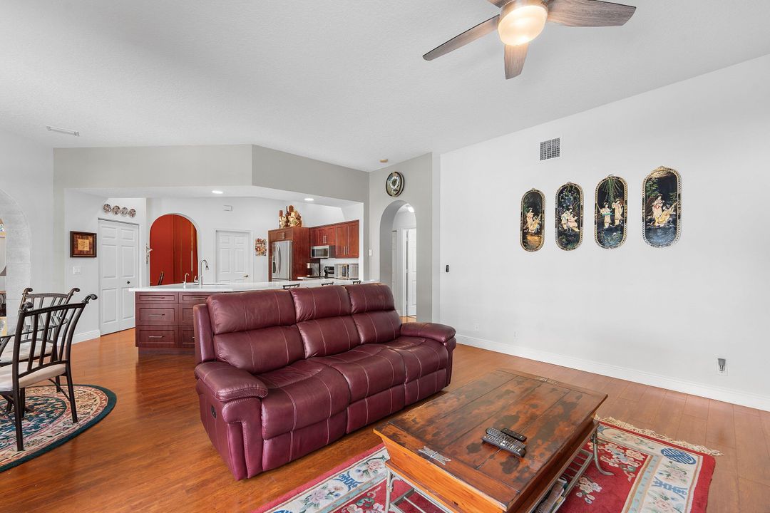 En Venta: $685,000 (5 camas, 3 baños, 2429 Pies cuadrados)