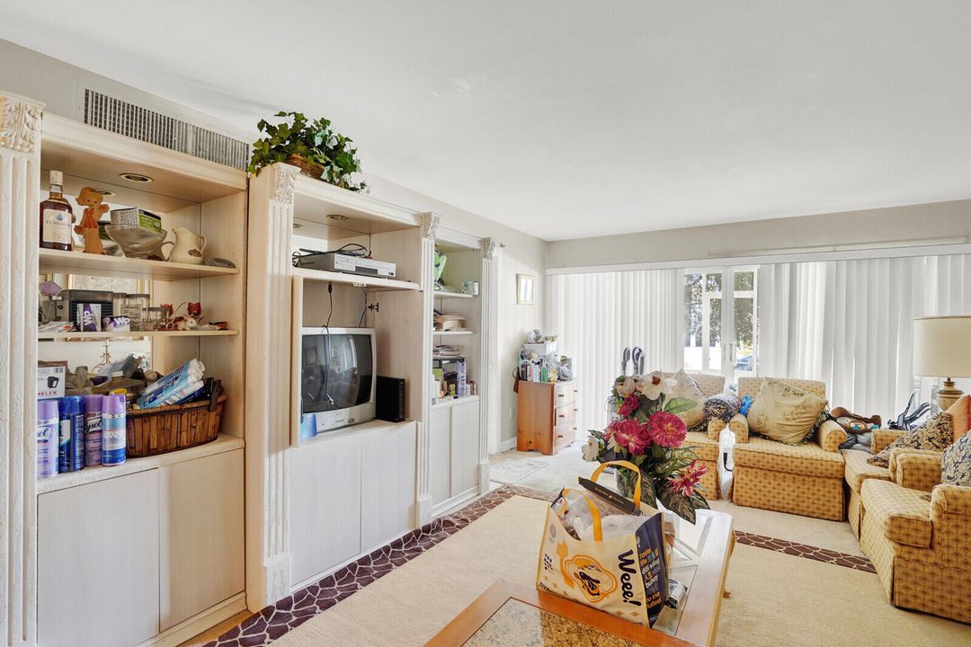 For Sale: $129,000 (2 beds, 1 baths, 847 Square Feet)