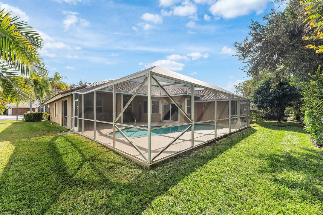 En Venta: $685,000 (5 camas, 3 baños, 2429 Pies cuadrados)