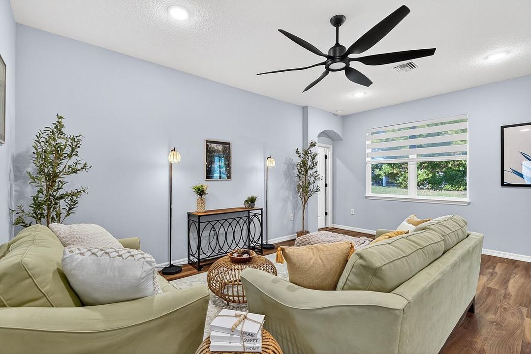 Под контрактом: $349,900 (2 спален, 2 ванн, 1656 Квадратных фут)