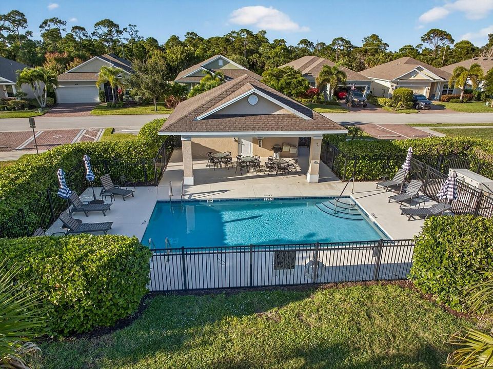 Под контрактом: $349,900 (2 спален, 2 ванн, 1656 Квадратных фут)