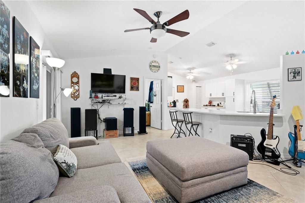 合同活跃: $339,000 (3 贝兹, 2 浴室, 1132 平方英尺)