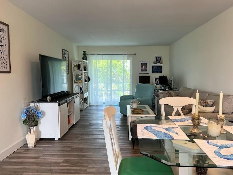 For Rent: $2,700 (2 beds, 2 baths, 1092 Square Feet)