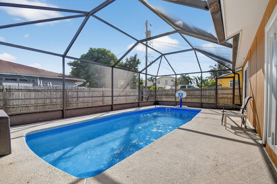 For Sale: $599,000 (3 beds, 2 baths, 1717 Square Feet)