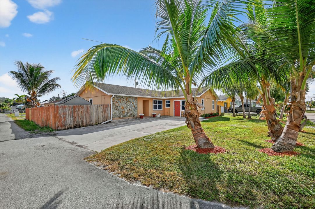For Sale: $599,000 (3 beds, 2 baths, 1717 Square Feet)