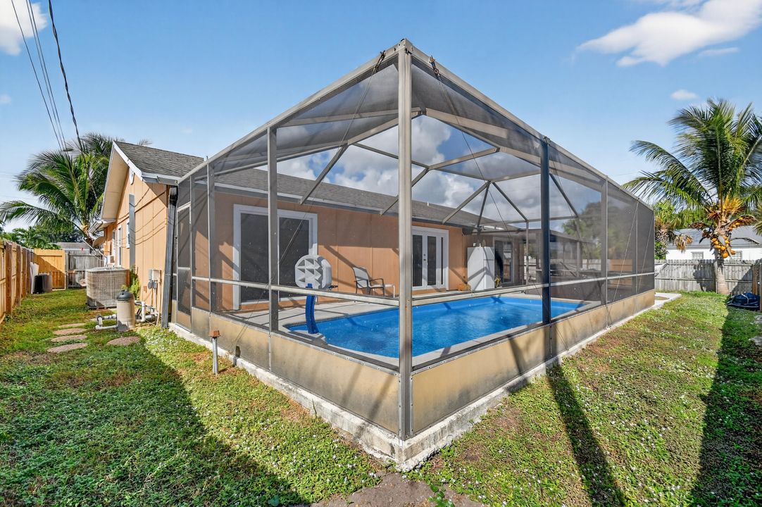 For Sale: $599,000 (3 beds, 2 baths, 1717 Square Feet)