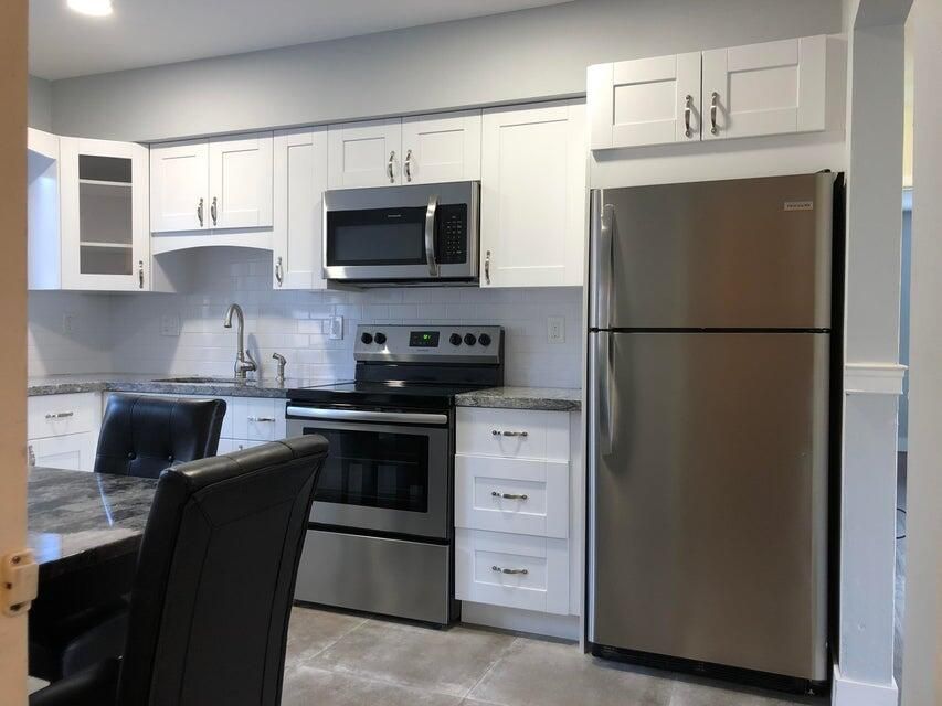 Active With Contract: $2,250 (2 beds, 1 baths, 891 Square Feet)