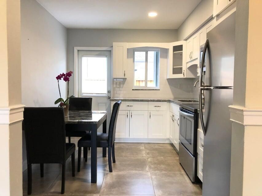 Active With Contract: $2,250 (2 beds, 1 baths, 891 Square Feet)