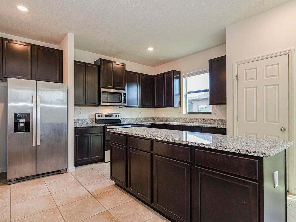 For Rent: $2,900 (3 beds, 3 baths, 2353 Square Feet)