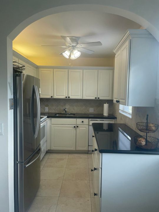 For Rent: $2,000 (2 beds, 1 baths, 840 Square Feet)