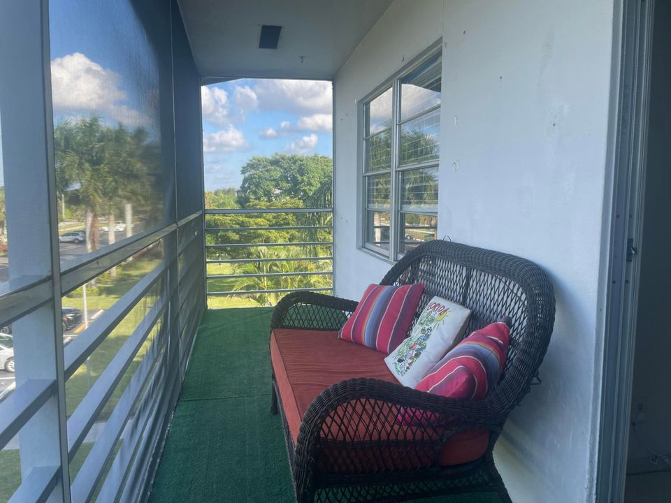 For Rent: $2,000 (2 beds, 1 baths, 840 Square Feet)