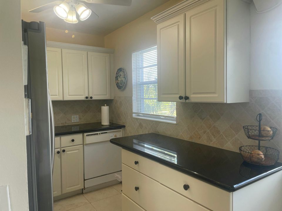 For Rent: $2,000 (2 beds, 1 baths, 840 Square Feet)