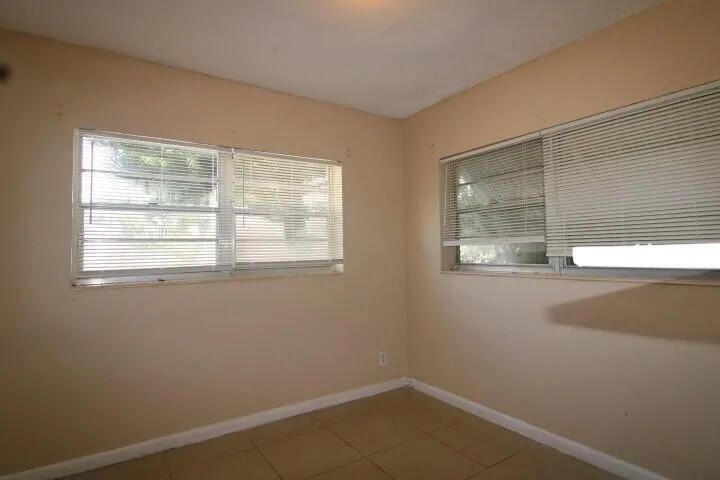 На продажу: $269,000 (4 спален, 1 ванн, 864 Квадратных фут)