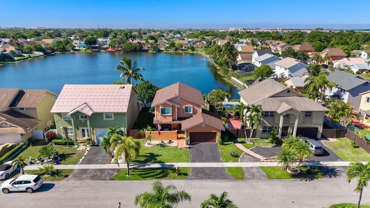 На продажу: $730,000 (4 спален, 2 ванн, 2011 Квадратных фут)