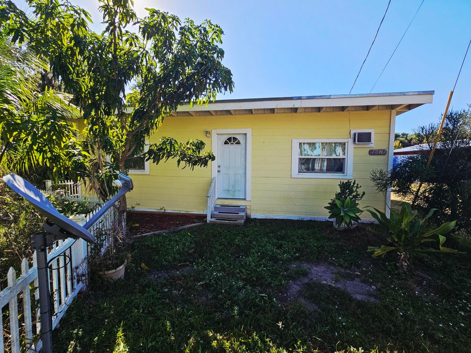 For Sale: $190,000 (2 beds, 1 baths, 834 Square Feet)