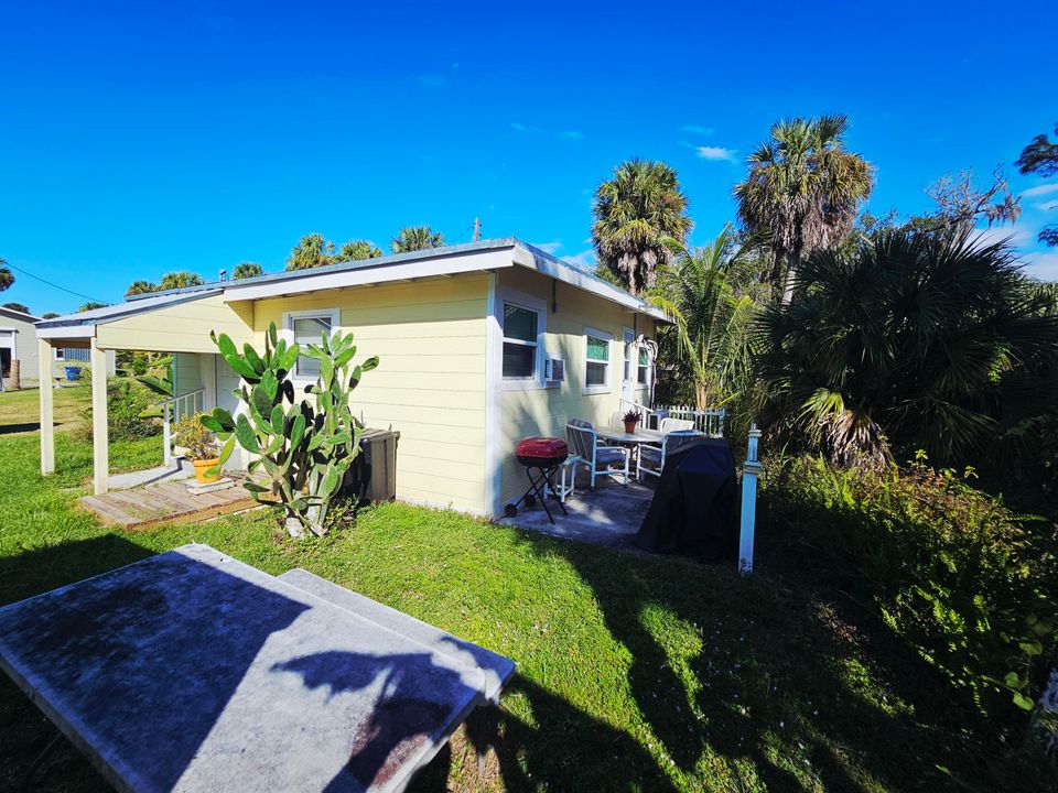 For Sale: $190,000 (2 beds, 1 baths, 834 Square Feet)