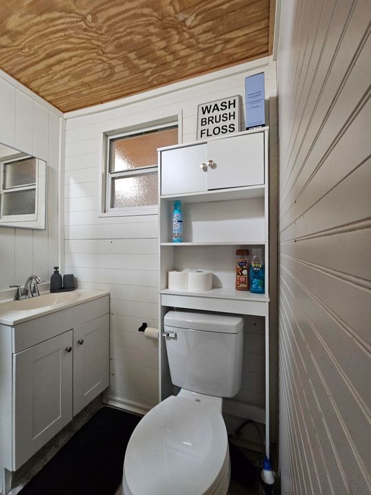 For Sale: $190,000 (2 beds, 1 baths, 834 Square Feet)