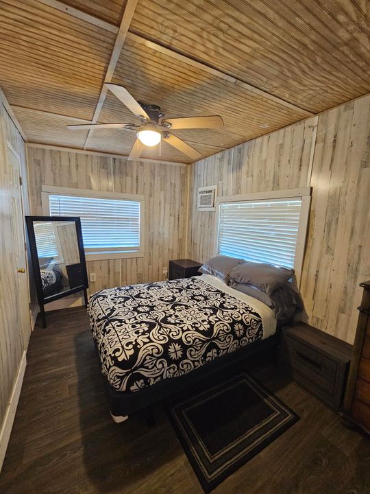 For Sale: $190,000 (2 beds, 1 baths, 834 Square Feet)