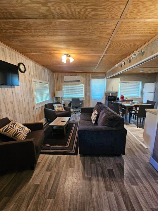 For Sale: $190,000 (2 beds, 1 baths, 834 Square Feet)