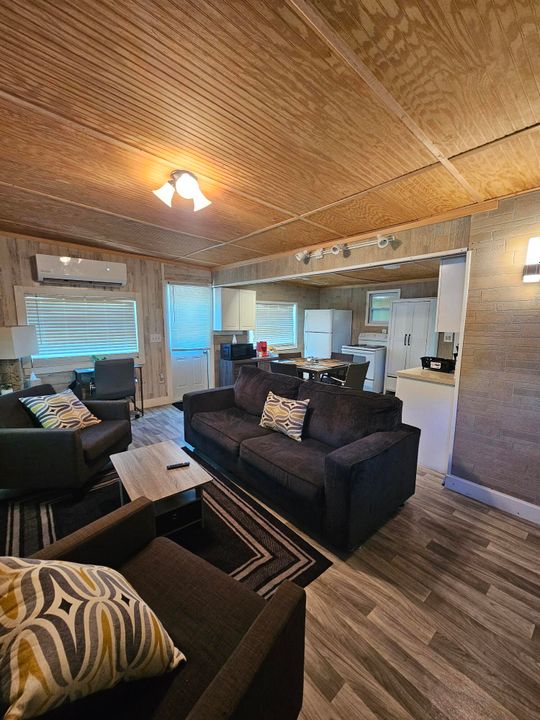 For Sale: $190,000 (2 beds, 1 baths, 834 Square Feet)