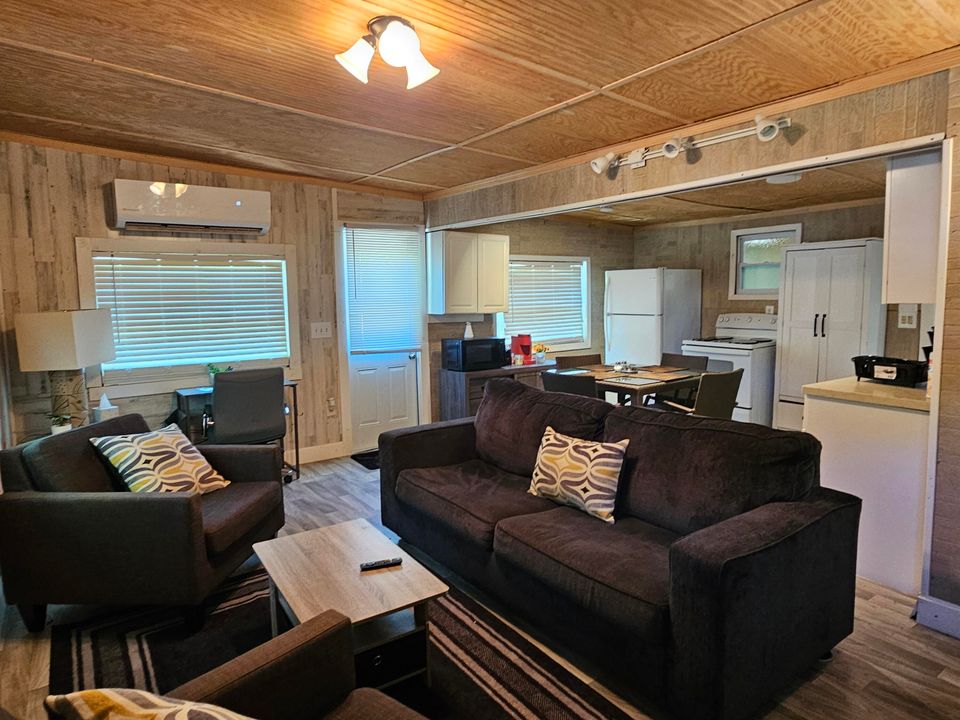 For Sale: $190,000 (2 beds, 1 baths, 834 Square Feet)