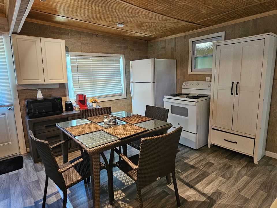 For Sale: $190,000 (2 beds, 1 baths, 834 Square Feet)