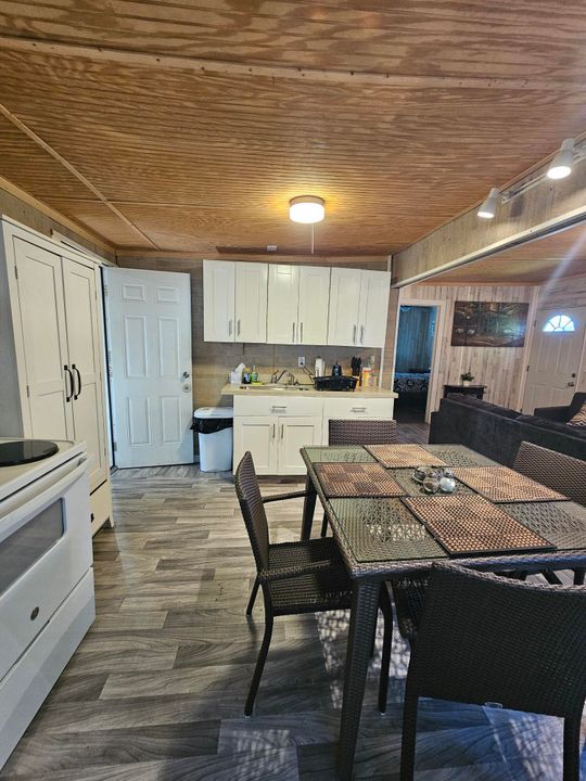 For Sale: $190,000 (2 beds, 1 baths, 834 Square Feet)