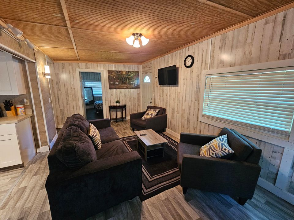 For Sale: $190,000 (2 beds, 1 baths, 834 Square Feet)