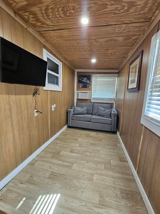 For Sale: $190,000 (2 beds, 1 baths, 834 Square Feet)