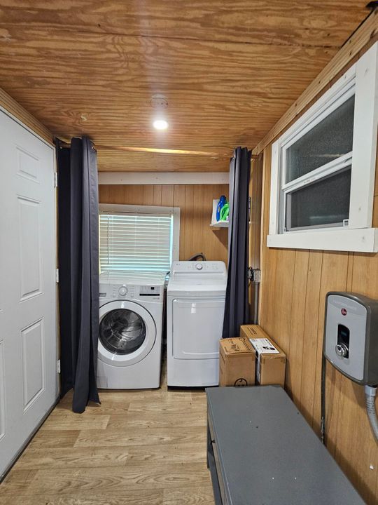 For Sale: $190,000 (2 beds, 1 baths, 834 Square Feet)