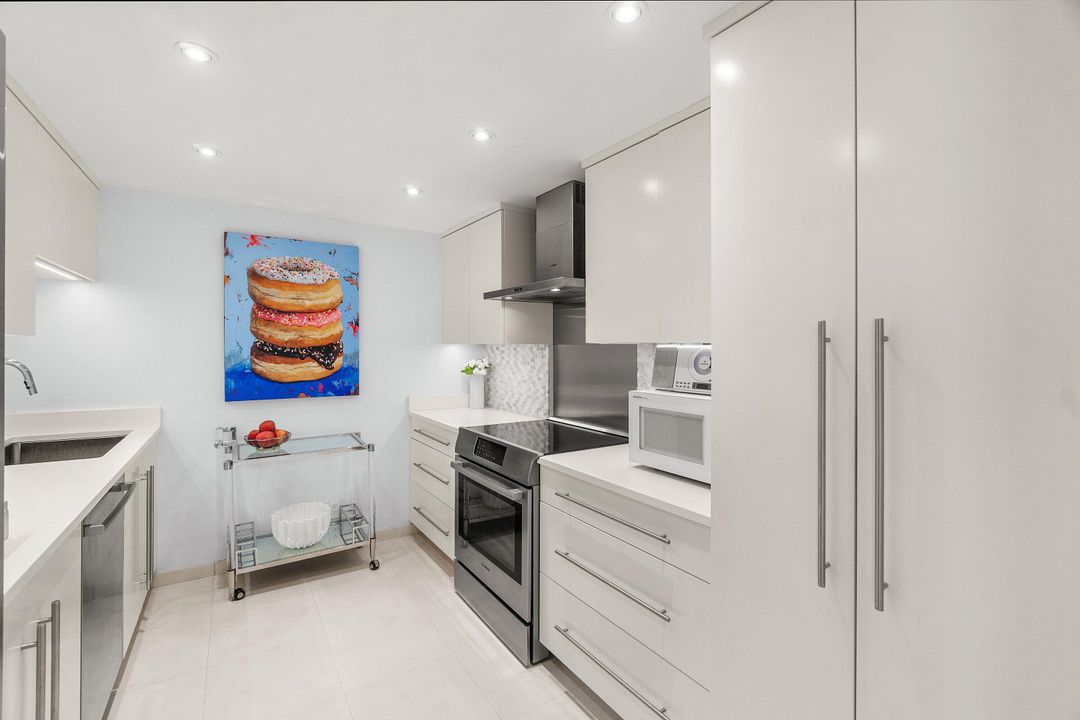 For Sale: $3,195,000 (2 beds, 2 baths, 1391 Square Feet)