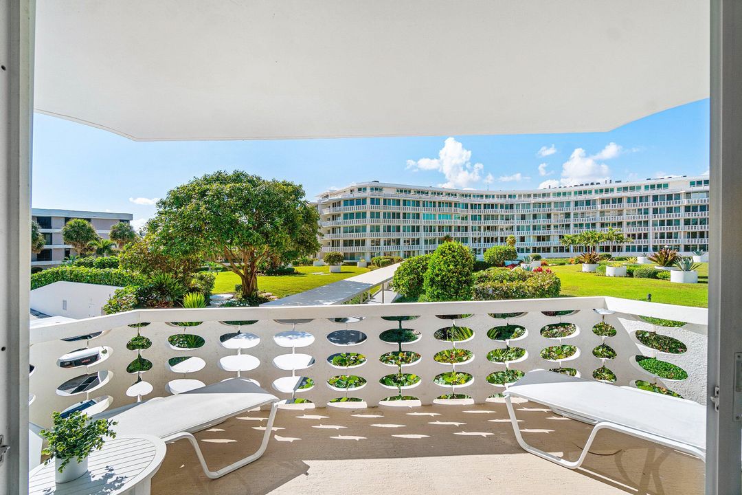 For Sale: $3,195,000 (2 beds, 2 baths, 1391 Square Feet)