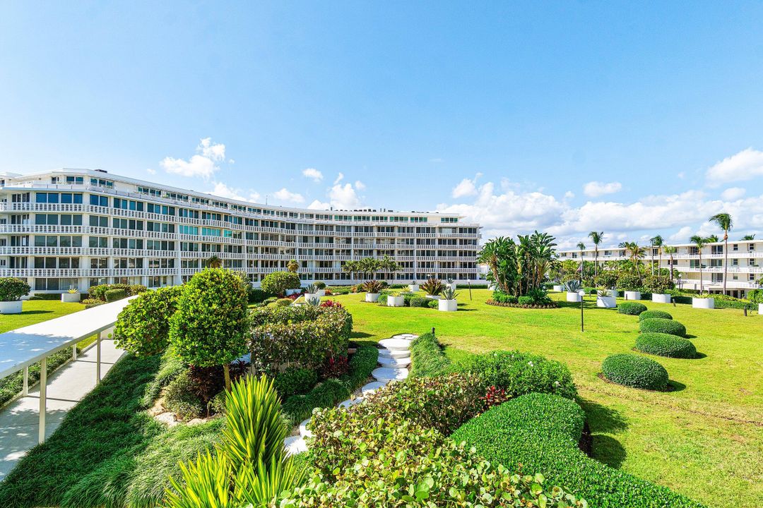 For Sale: $3,195,000 (2 beds, 2 baths, 1391 Square Feet)