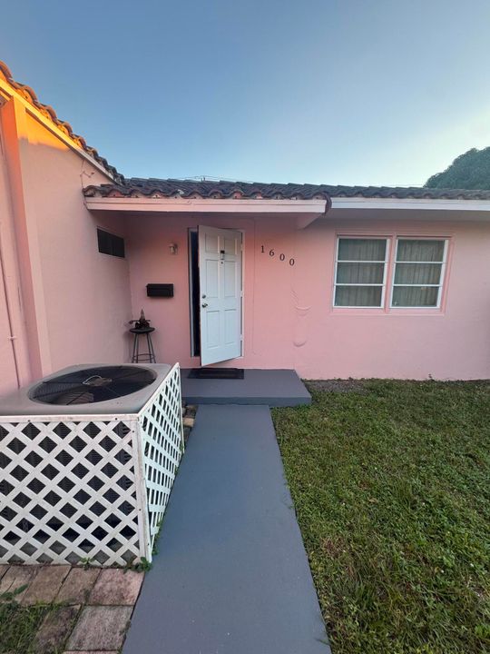 For Sale: $800,000 (5 beds, 3 baths, 2818 Square Feet)