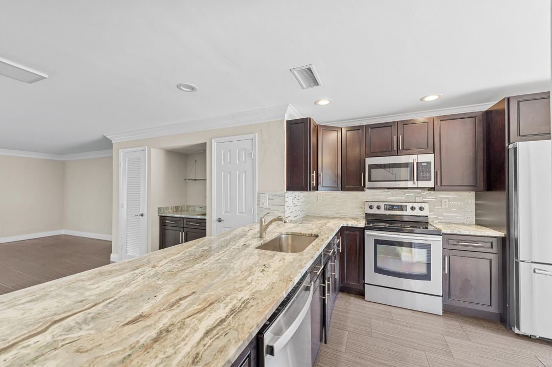 待售: $322,500 (2 贝兹, 2 浴室, 1558 平方英尺)