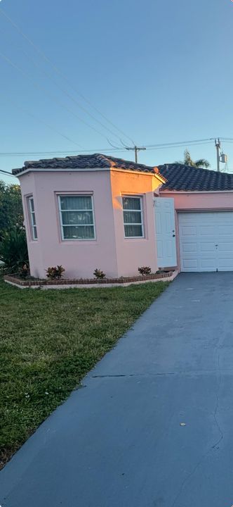 For Sale: $800,000 (5 beds, 3 baths, 2818 Square Feet)