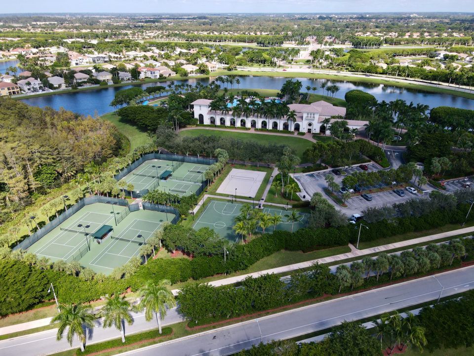 For Sale: $1,400,000 (6 beds, 4 baths, 3963 Square Feet)