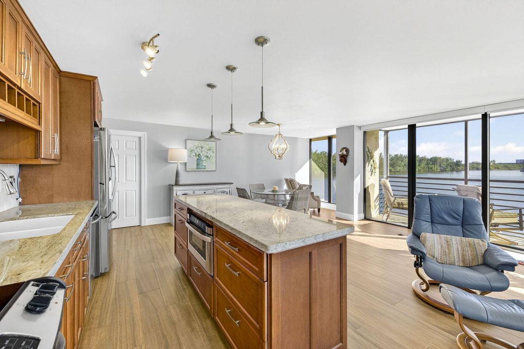 待售: $1,100,000 (2 贝兹, 2 浴室, 1565 平方英尺)