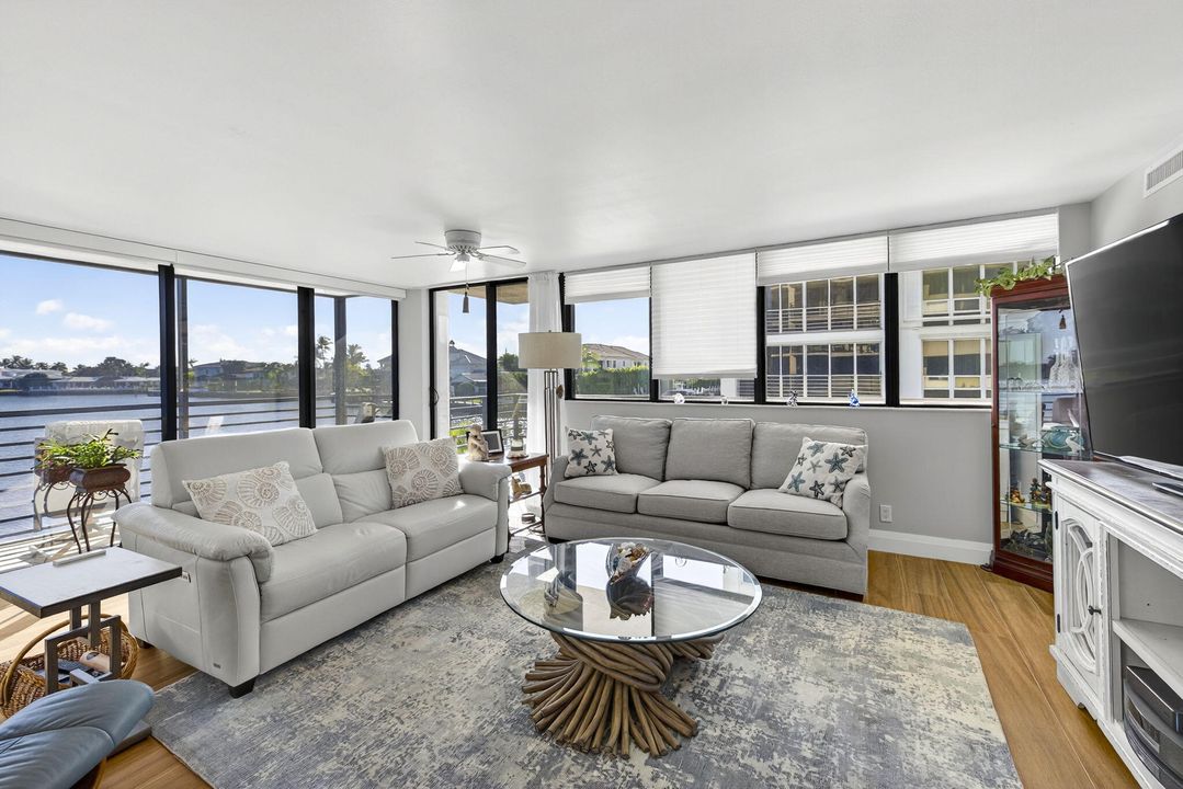 待售: $1,100,000 (2 贝兹, 2 浴室, 1565 平方英尺)