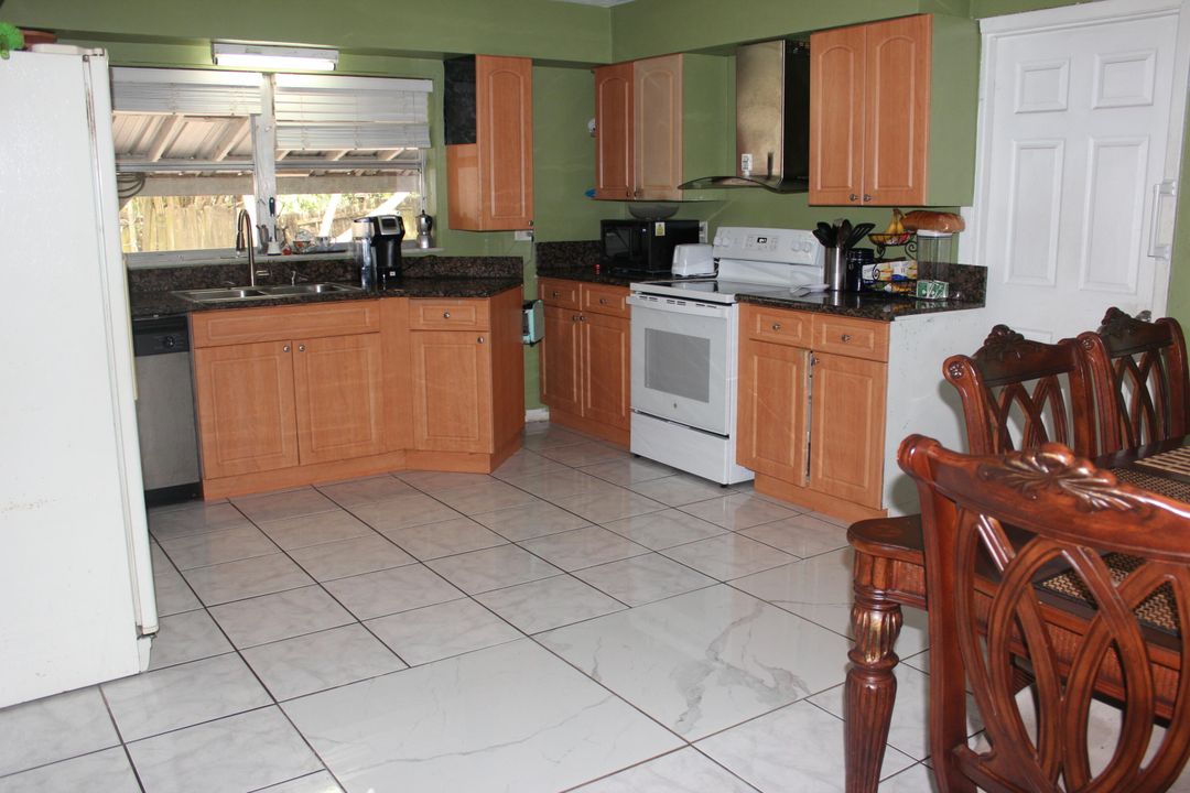 For Sale: $305,500 (3 beds, 2 baths, 1898 Square Feet)