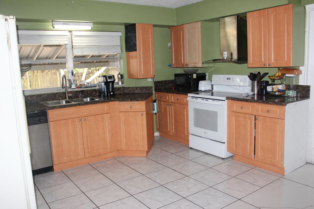 For Sale: $305,500 (3 beds, 2 baths, 1898 Square Feet)